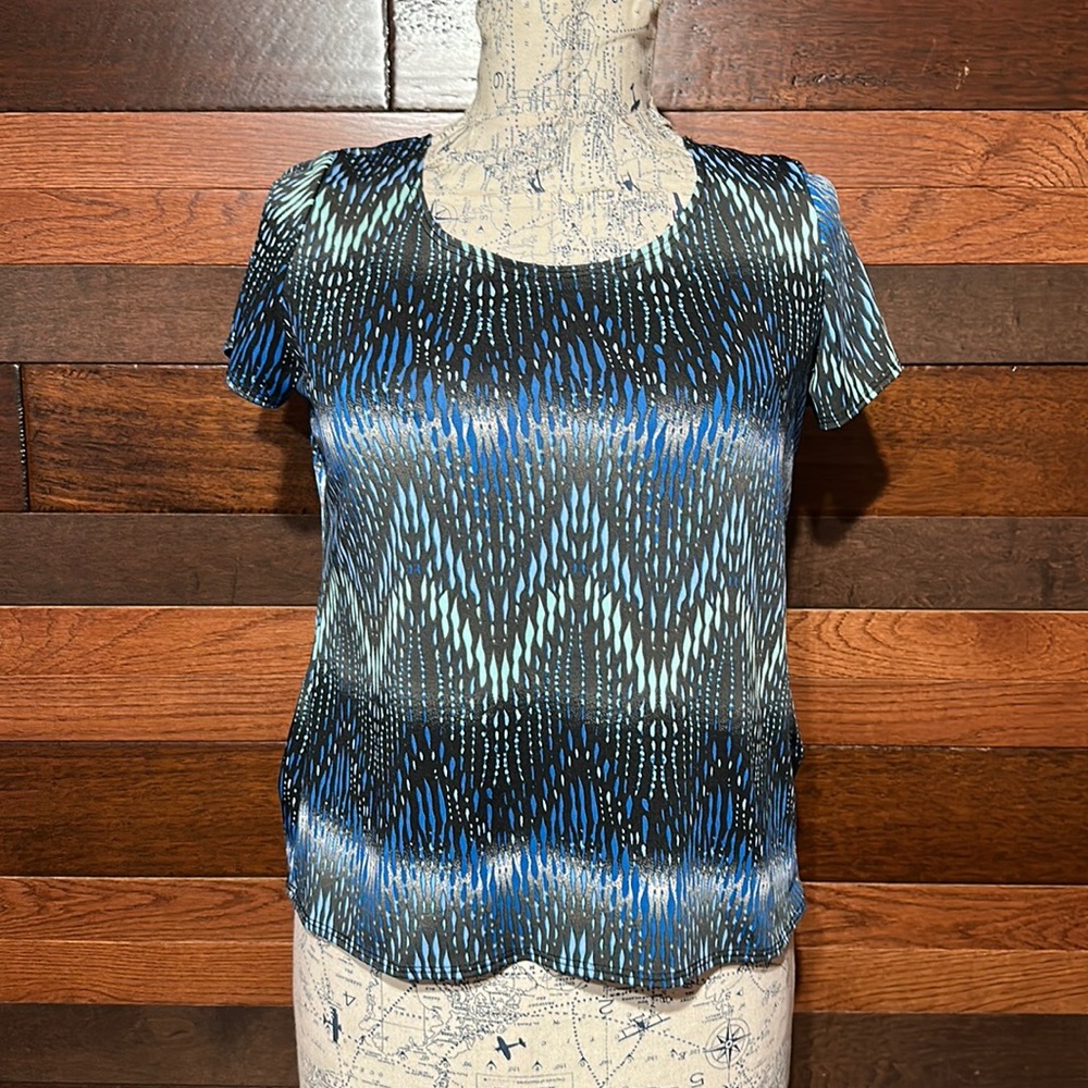 Notations Scoop Neck Short Sleeve Blue and Green Zigzag Pattern Blouse